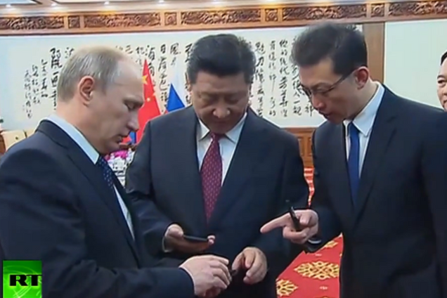 Новий інтернет-мем: Путін продає лідеру Китаю російський айфон за 50 рублів