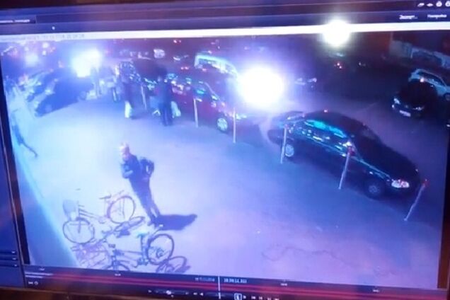 Киевлянка ищет украденный возле супермаркета велосипед: опубликовано видео кражи