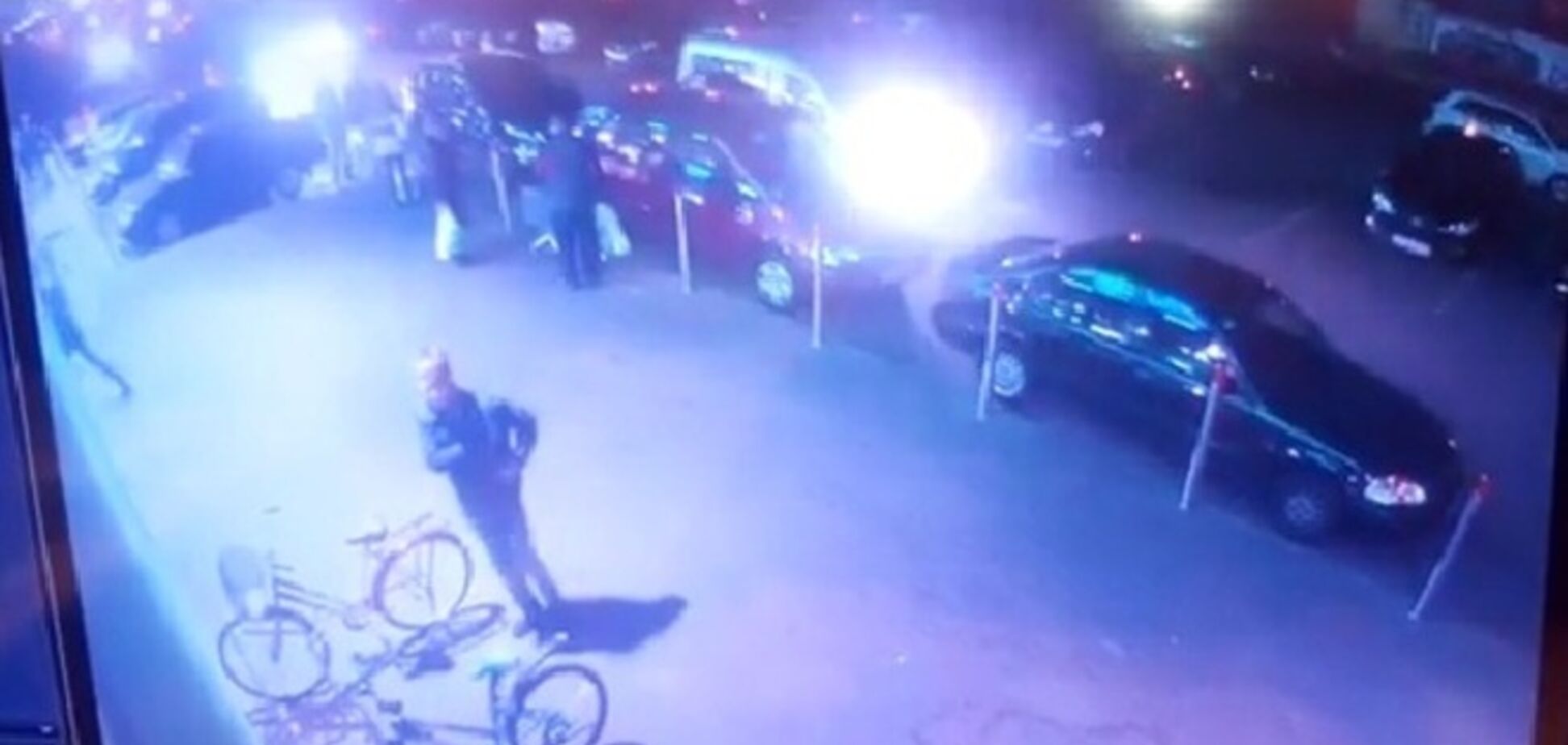 Киевлянка ищет украденный возле супермаркета велосипед: опубликовано видео кражи