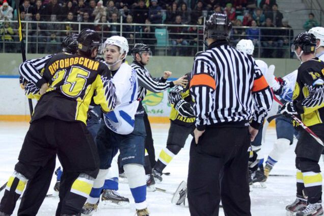 Казахи и россияне устроили побоище на льду: видео драки