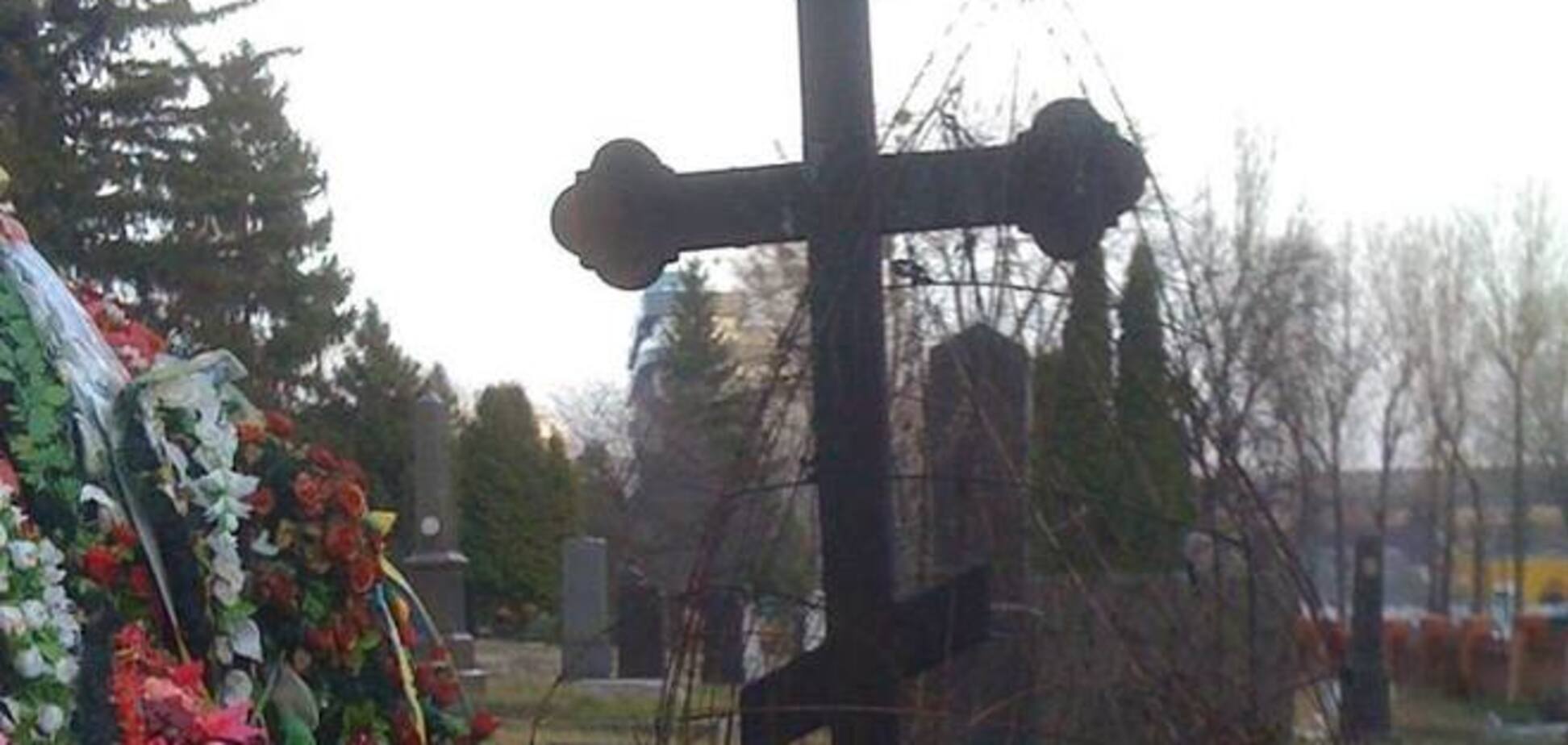 На могиле погибшего в АТО киевского журналиста неизвестные сожгли крест