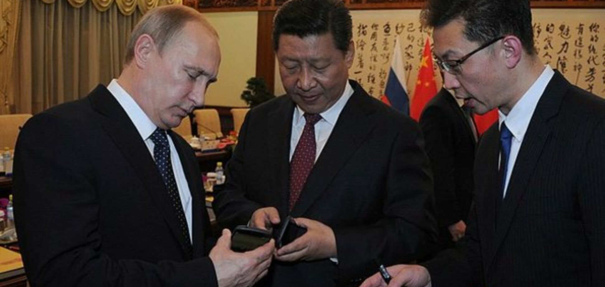 У Росії посміялися над Йотафоном Путіна: запропонували подарувати китайцям падаючий карбованець