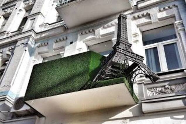 Киевляне поставили на балкон Эйфелеву башню: фотофакт