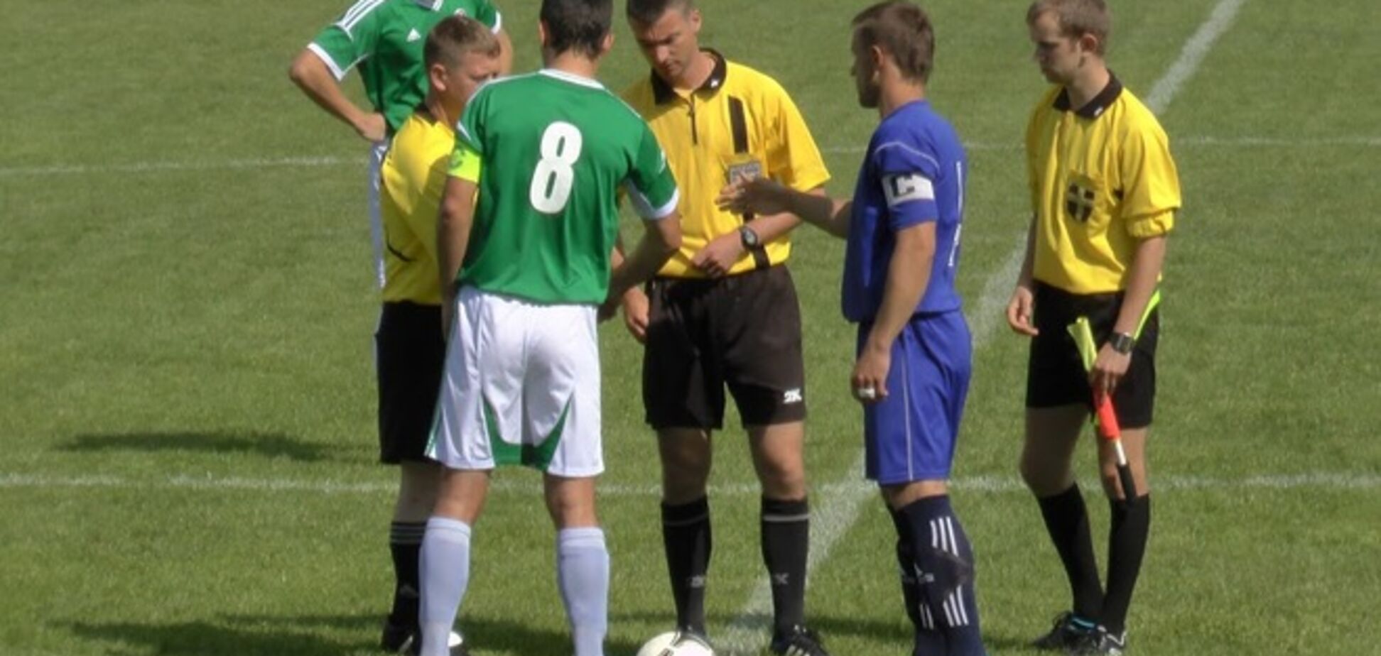 Футболист кулаками заставил арбитра отменить пенальти: видео скандала