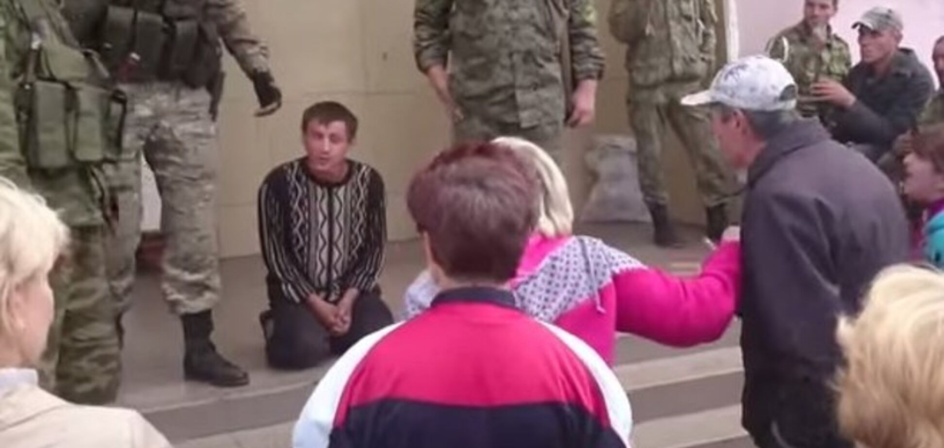 Жители Ждановки и боевики 'ДНР' на судилище едва не разорвали помогавших украинским военным горожан