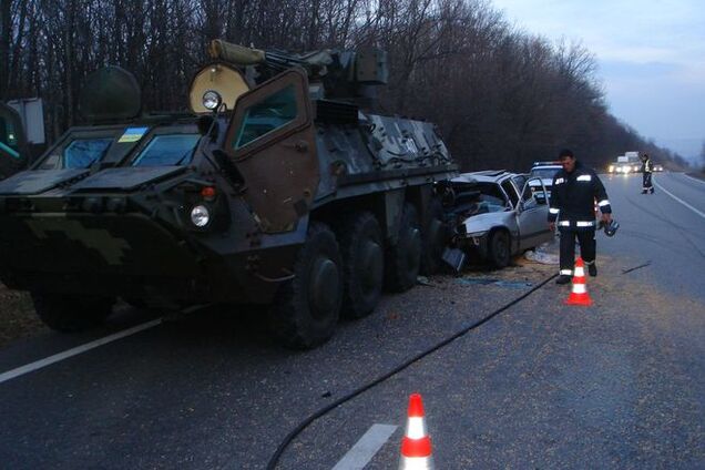 На Харьковщине произошло ДТП с участием БТР: два человека погибли