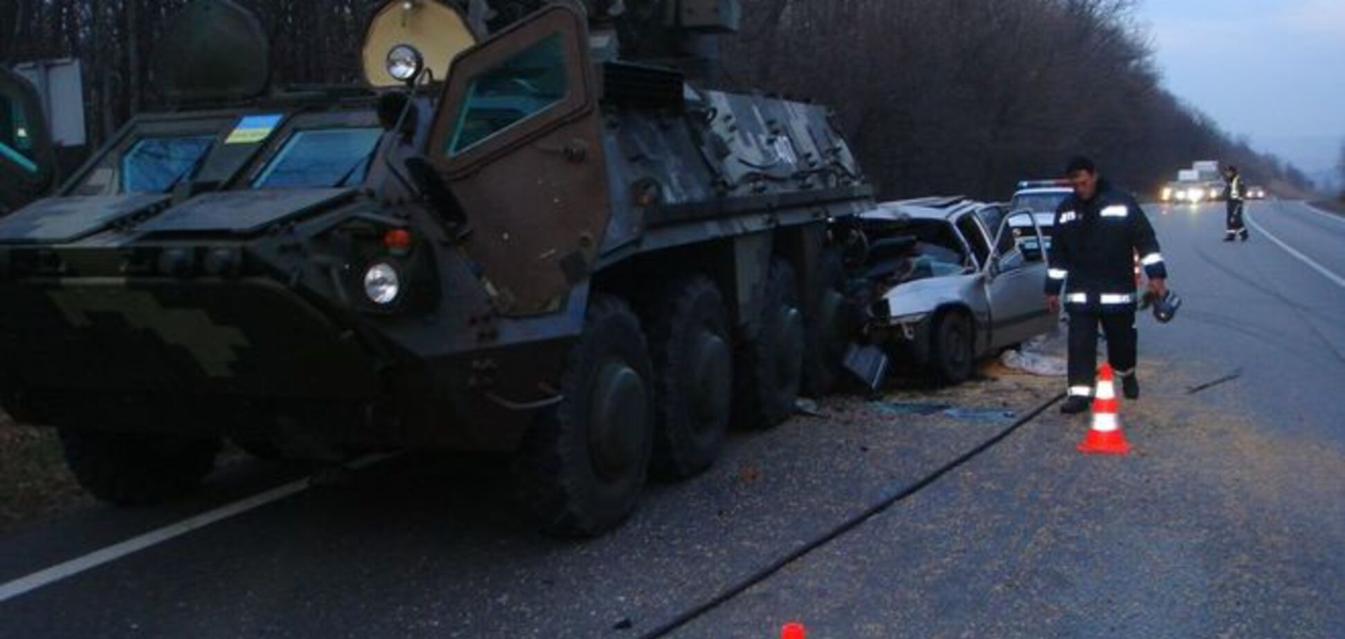 На Харьковщине произошло ДТП с участием БТР: два человека погибли 