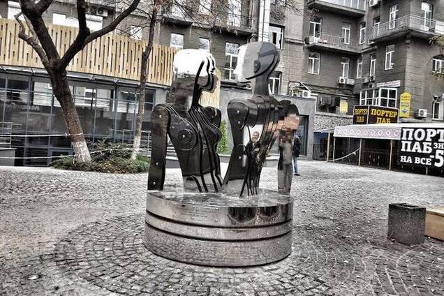 На Крещатике появилась скульптура влюбленной пары