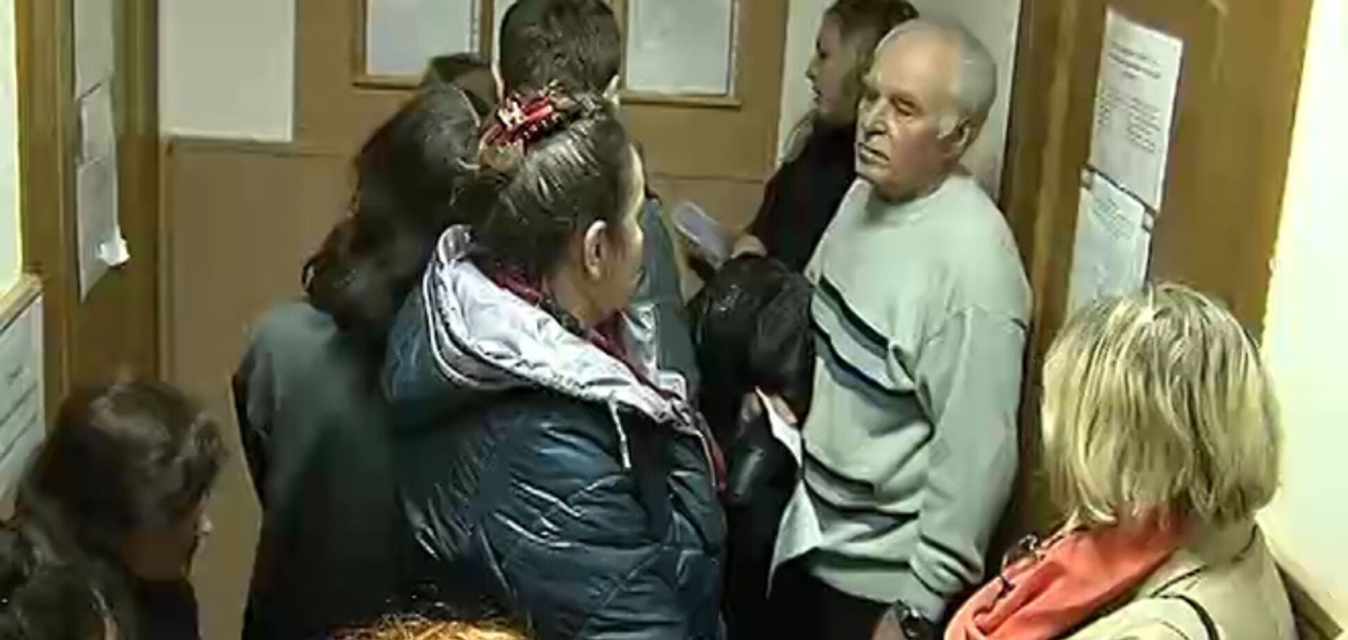 В Киеве пенсионеры-беженцы стоят в очередях ради справок