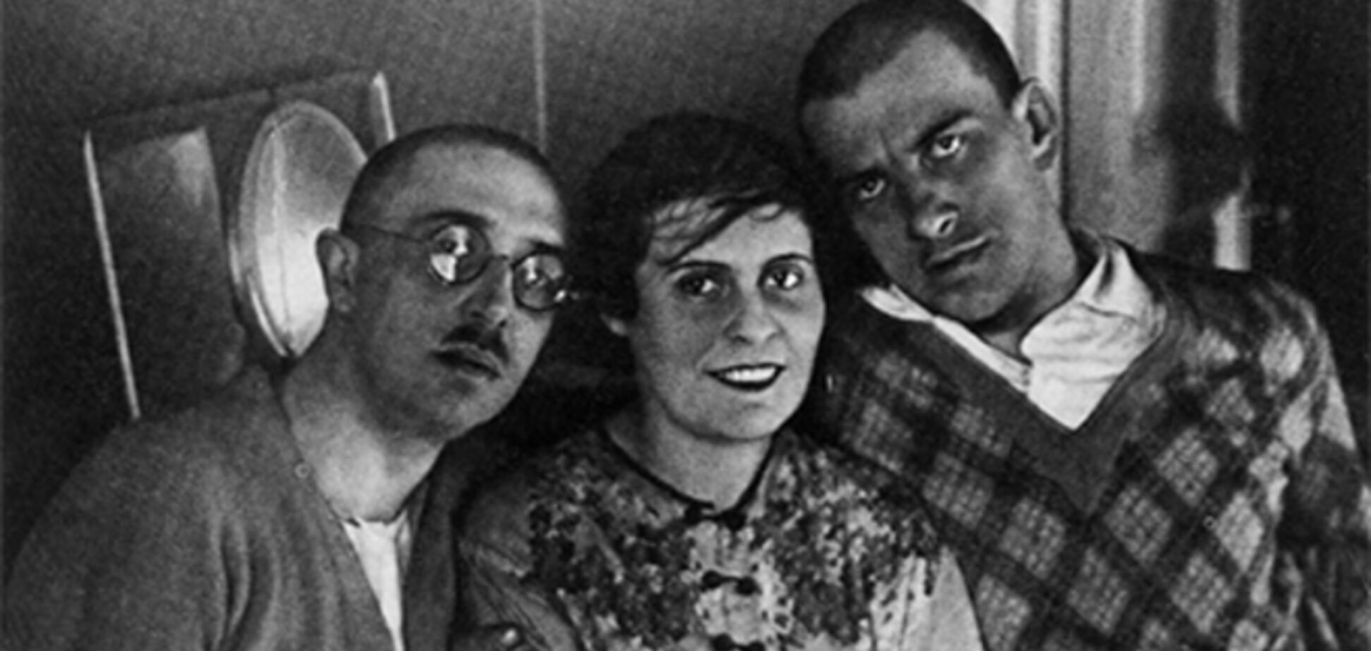 Владимир Маяковский и Лилия Брик: история сумасшедшей любви втроем