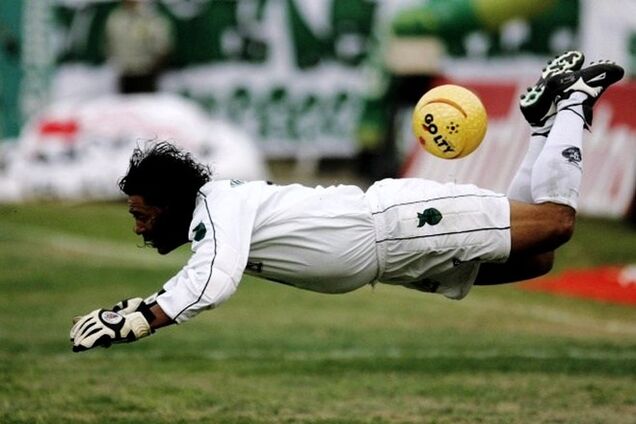 В чемпионате Испании вратарь забил 'ударом скорпиона': видео шедевра