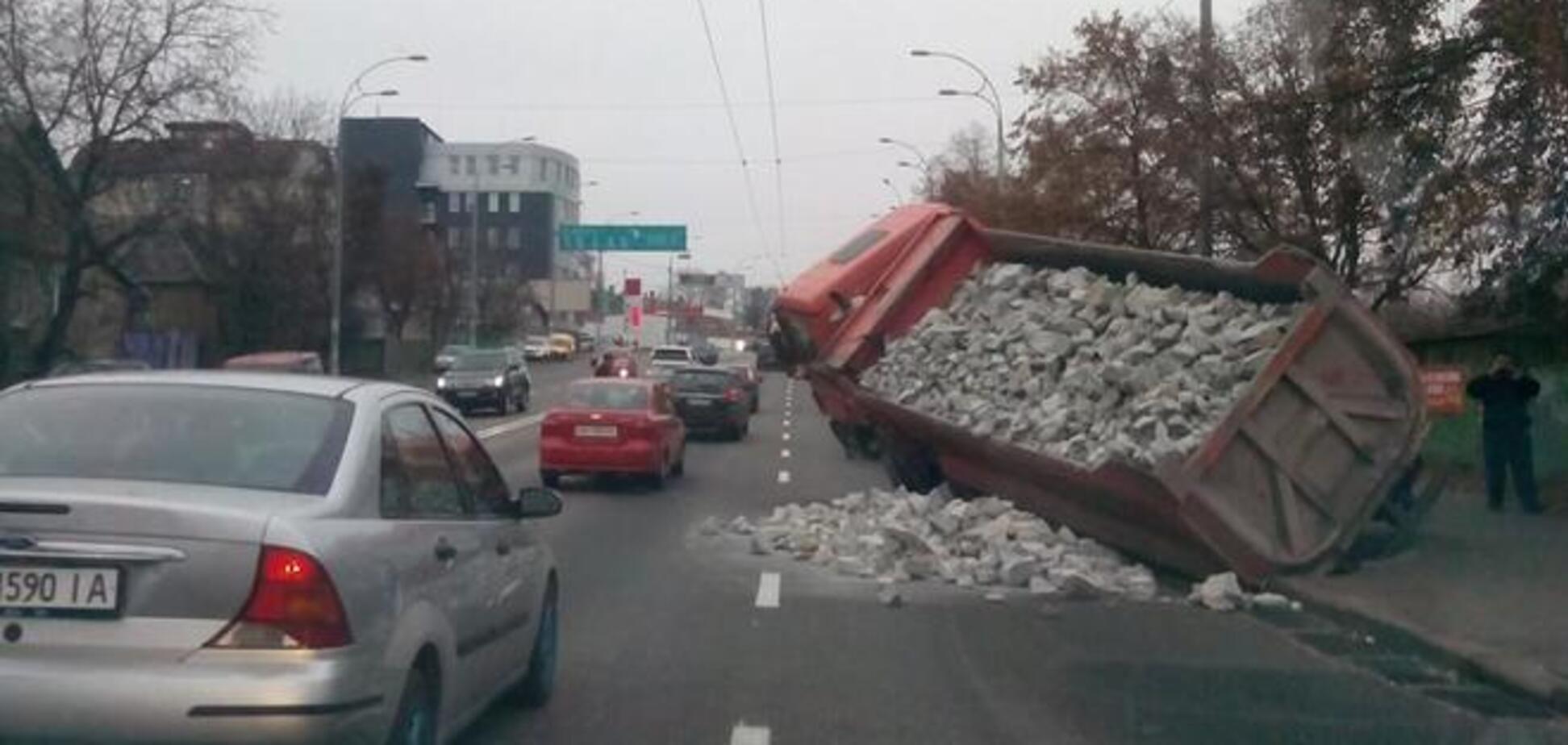 В Киеве дорогу засыпало камнями: перевернулся грузовик