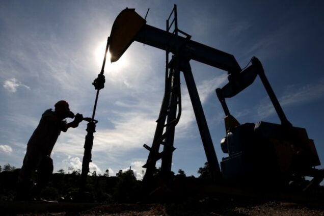 Цены на нефть на мировых рынках возобновили падение