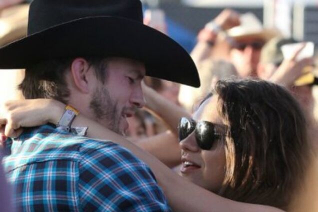 Кунис и Катчер впервые появились на публике с дочкой