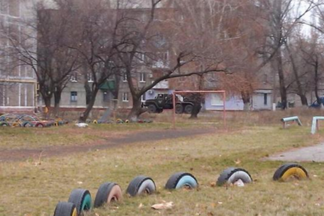 В Горловке террористы припарковали 'Град' прямо возле детской площадки: Фотофакт