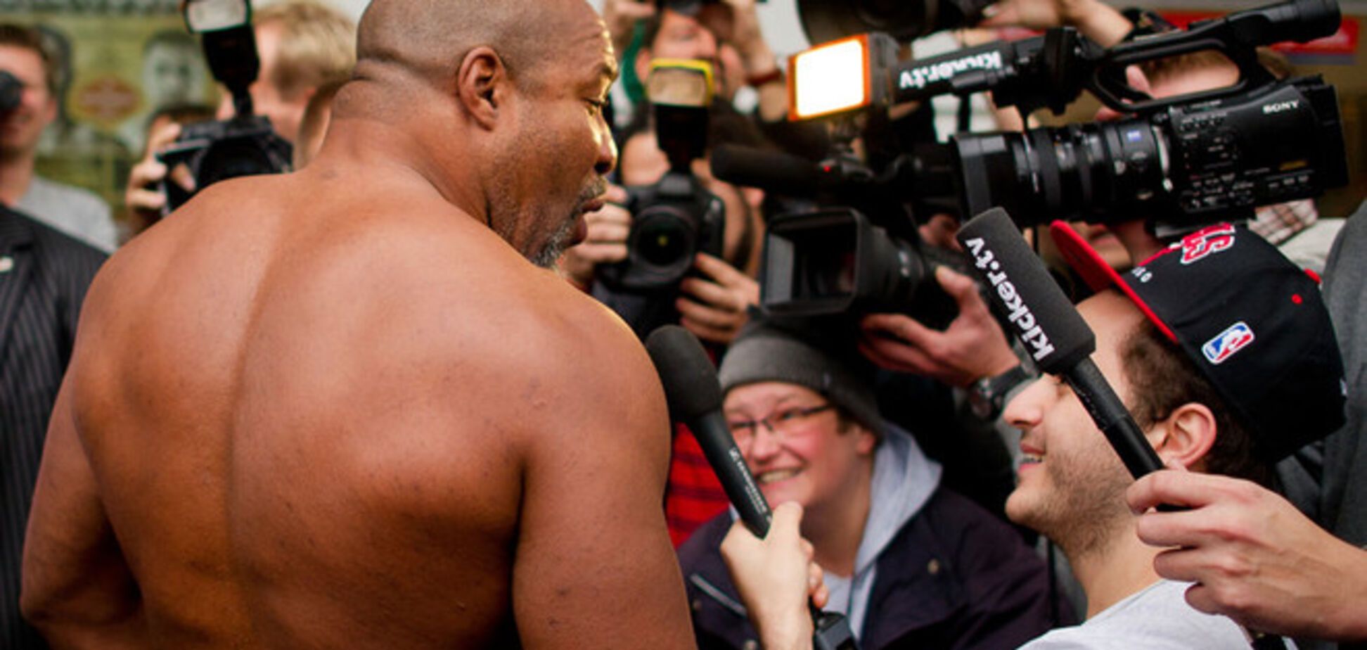 Бешеный Бриггс пообещал выбить Кличко зубы: видео угроз