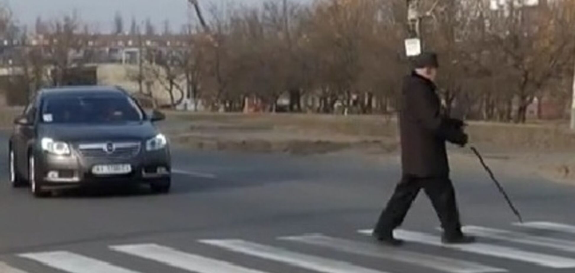 Киевляне годами просят установить светофор на смертельной зебре