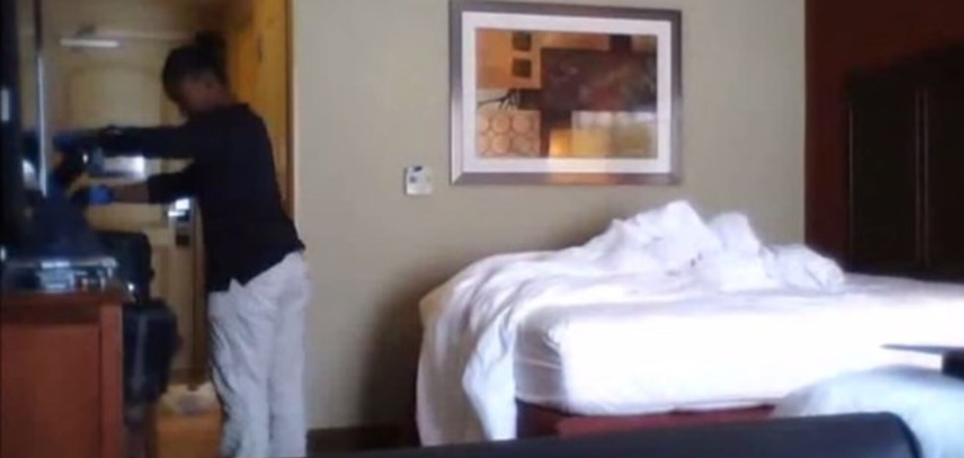 Турист записав на приховану камеру прибиральницю готелю, яка 'навела свої порядки' з його речами