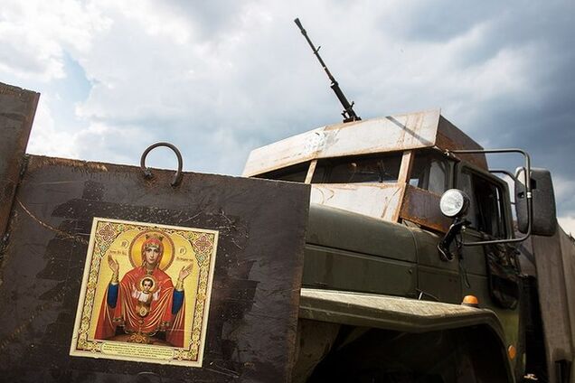 Фото саморобних бронемашин української армії і бойовиків: синьо-жовті прапори проти ікон і голови кабана