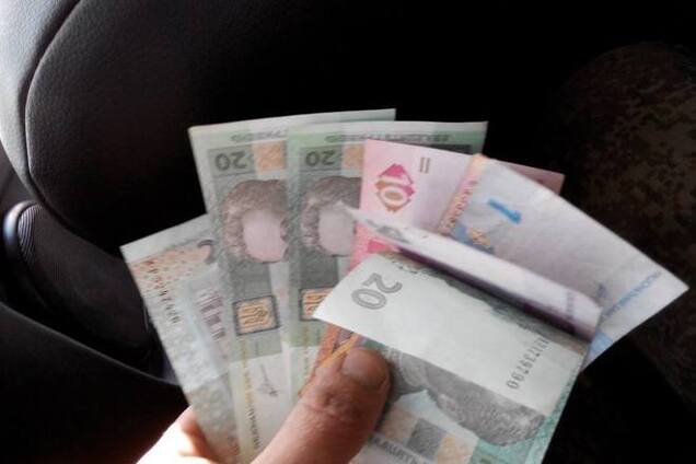 Путинские вояки на Донбассе похвастались розданными гривнями и минными растяжками: фотофакт