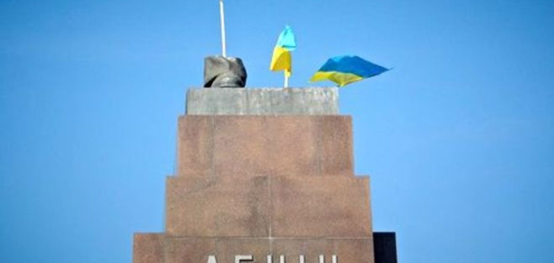 В Харькове пьяный пенсионер угрожал 'подорвать' облсовет, если Ленина не вернут на место