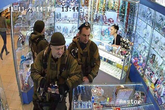 Красавчики: украинский хакер сфотографировал донецких боевиков с парфюмом и бижутерией