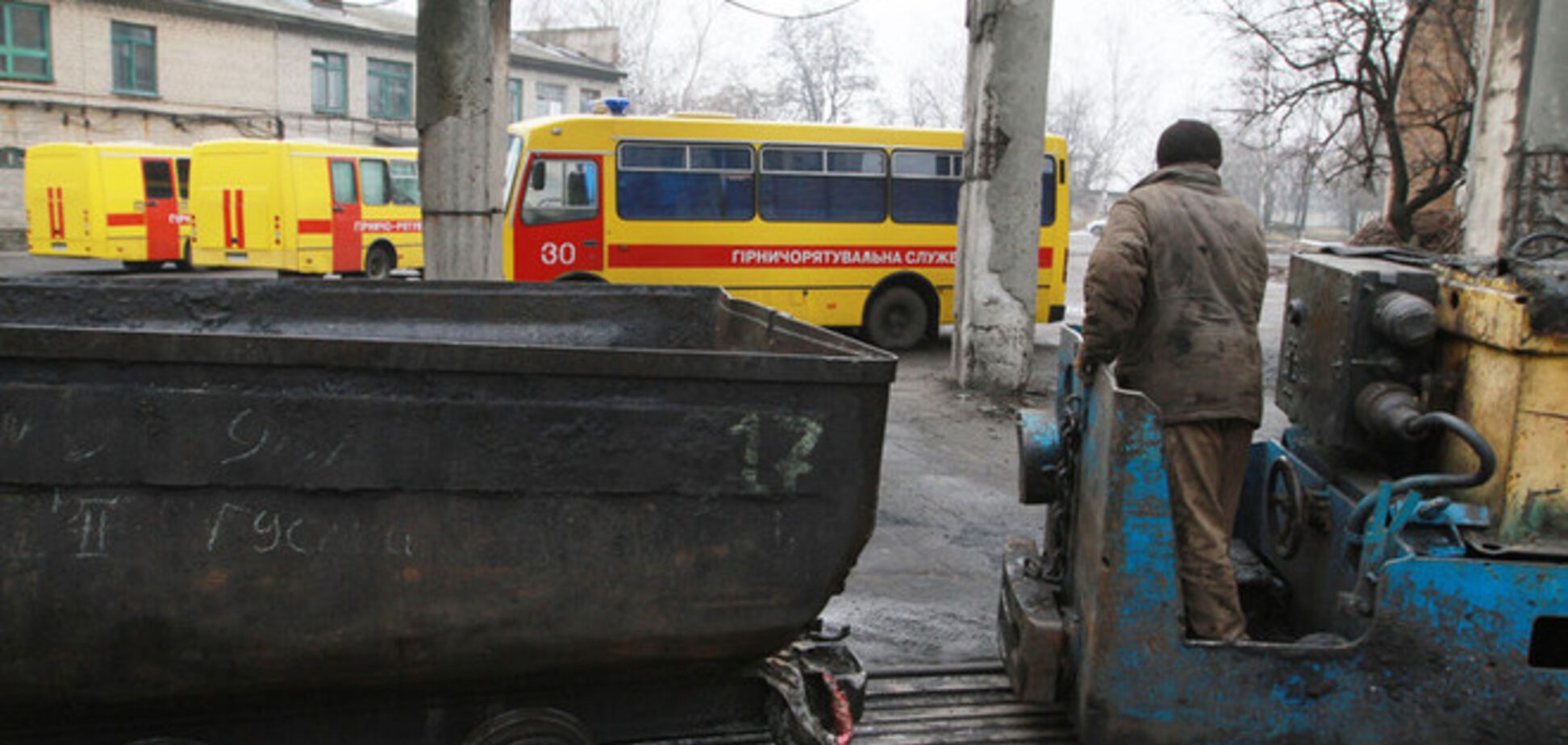 Боевики обстреляли и уничтожили шахту 'Первомайская' на Луганщине: под землей еще остаются горняки