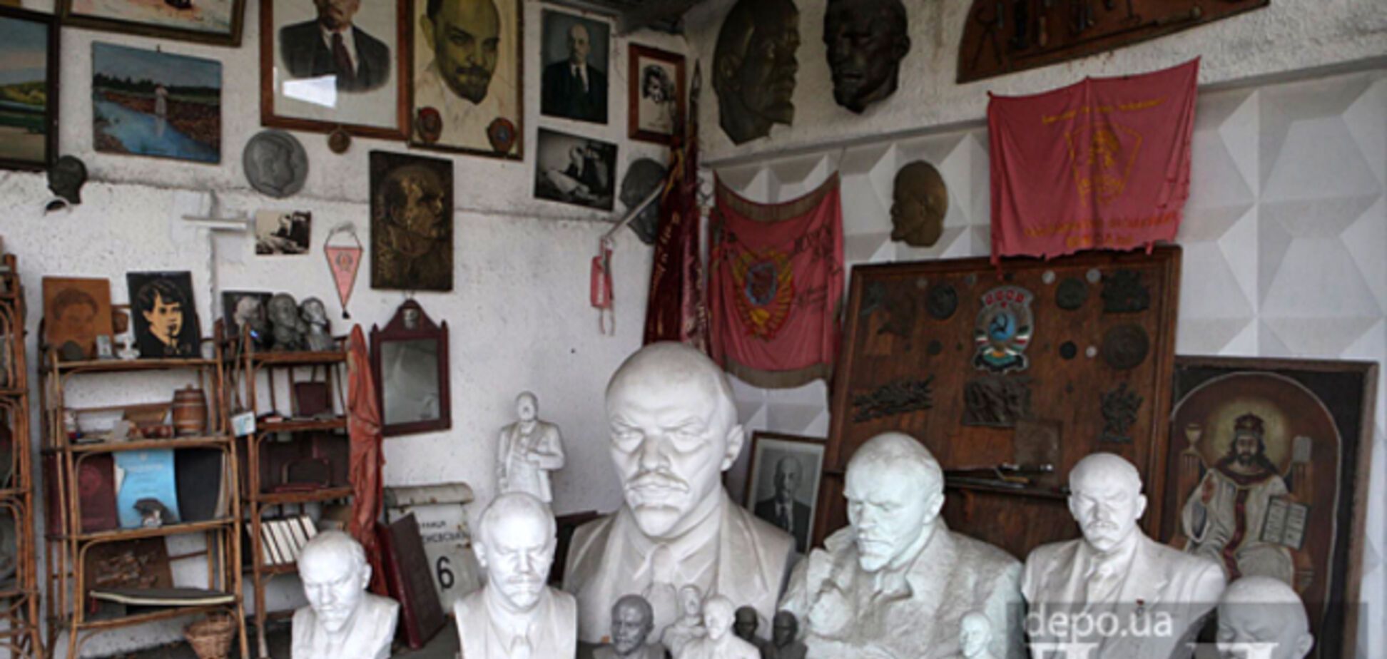 В киевский музей ненужных вещей несут Ленина и 'Моторолу'