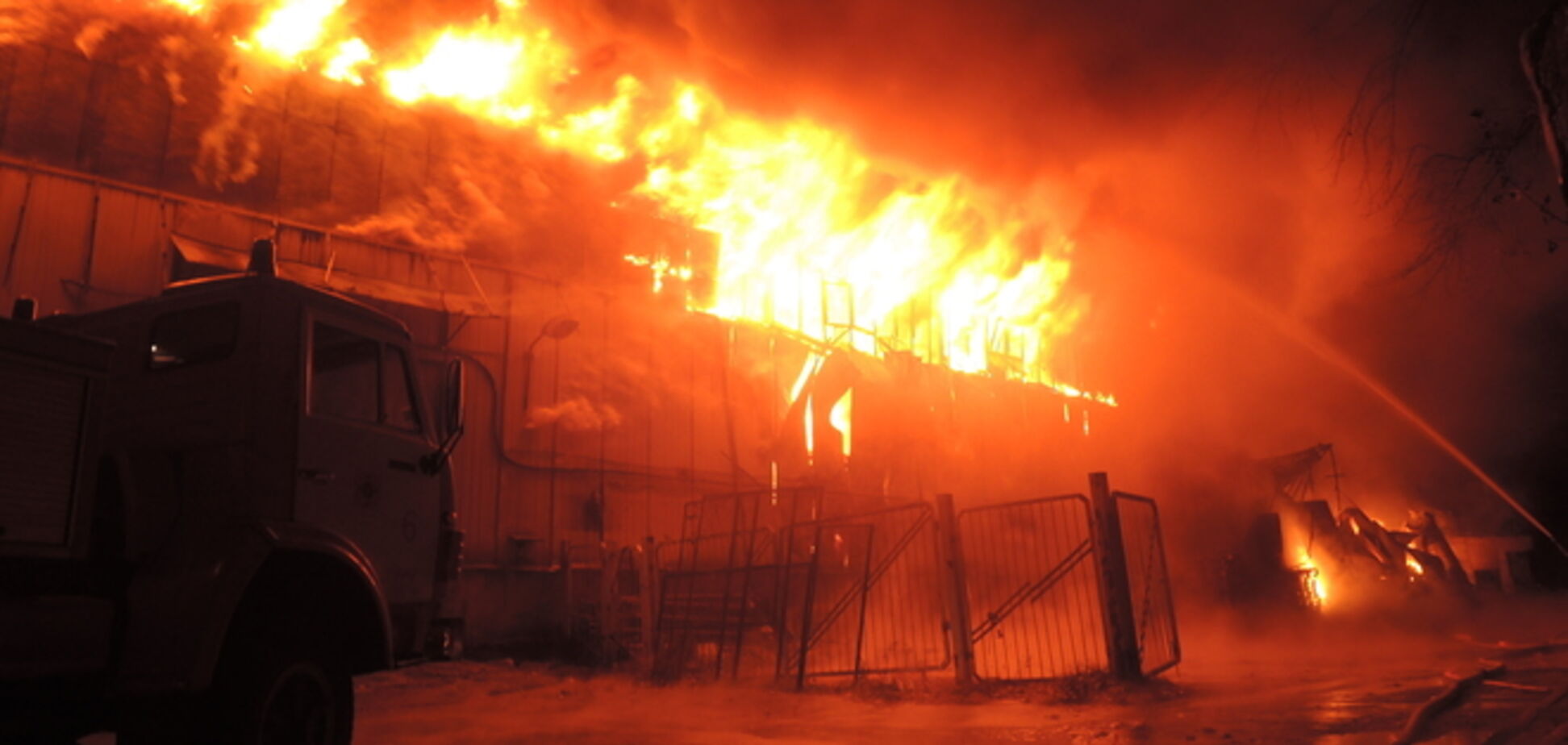 Спасатели три часа тушили пожар возле киностудии 'Довженко' в Киеве
