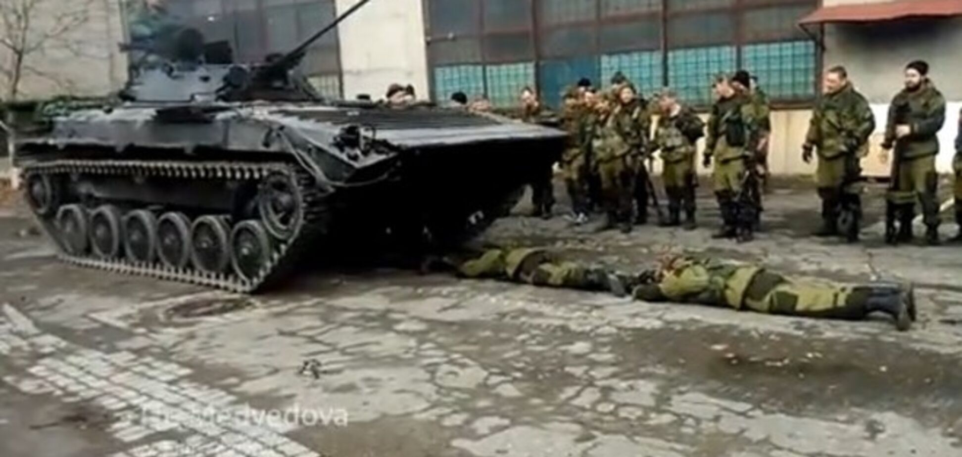Появилось видео, как по живым боевикам в Донецке проезжает БМД