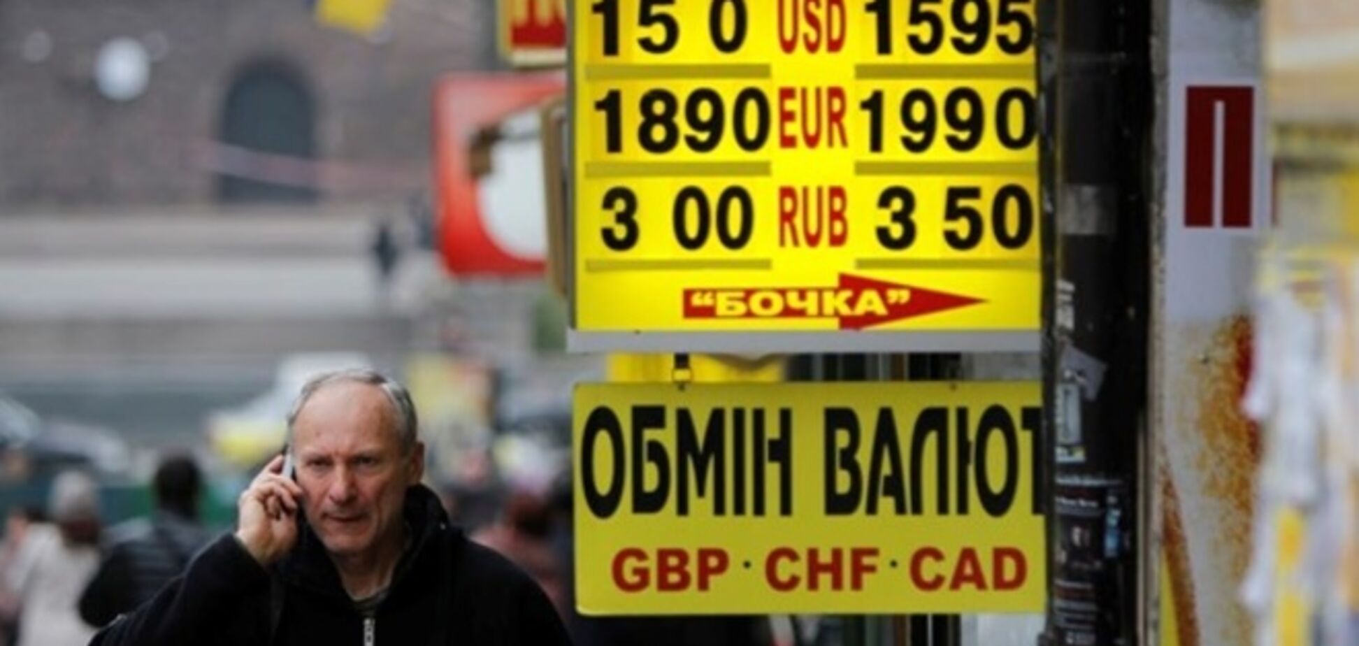 К закрытию межбанка доллар подешевел