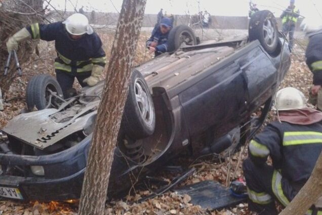 Пьяное ДТП в Киеве: автомобиль трижды перевернулся и застрял между деревьями