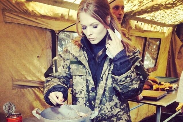 Фреймут на шпильках и в куртке-хаки проверила, как кормят украинских военных