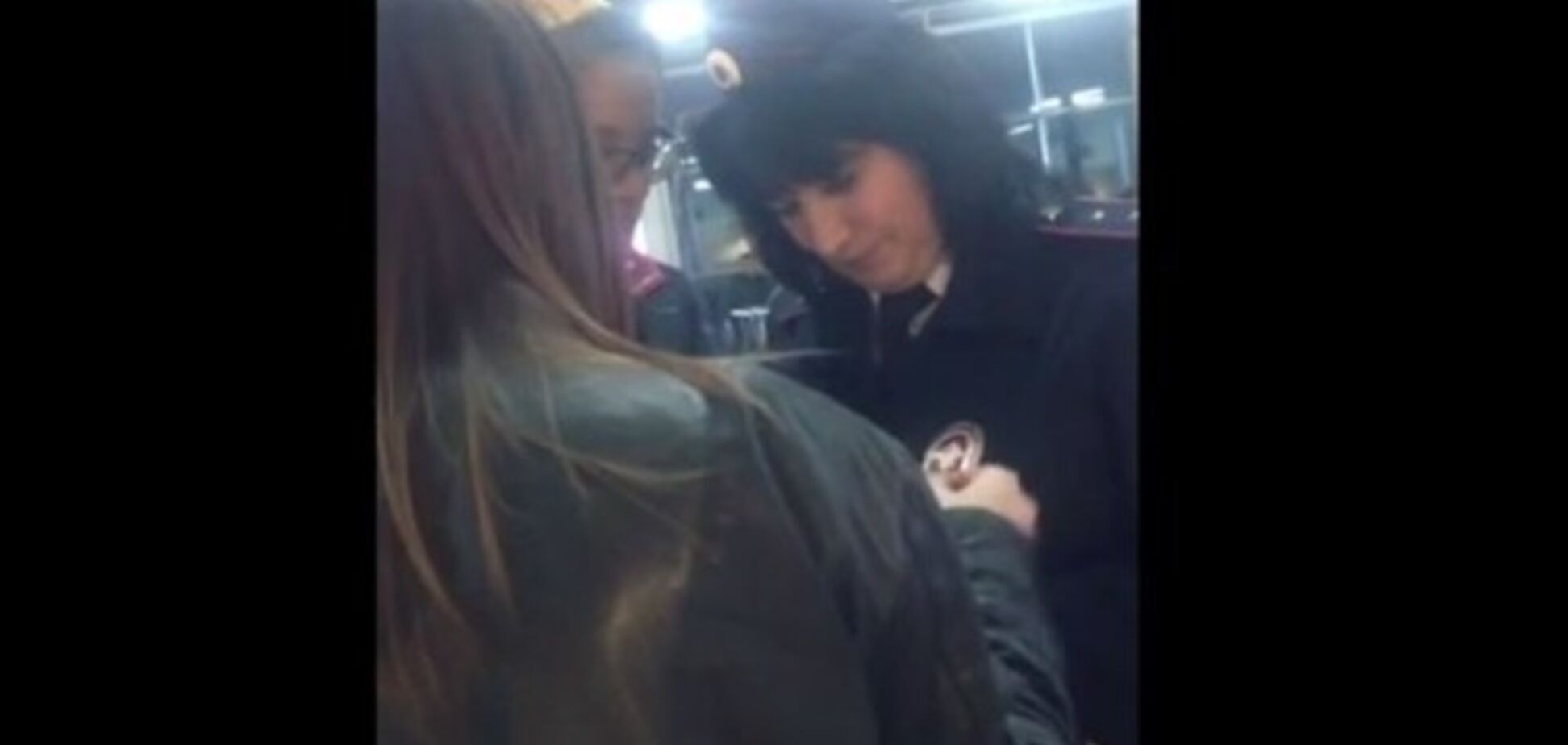 Поліцейська в московському аеропорту образила дівчину, та у відповідь обізвала її 'хохлушкою': відеофакт