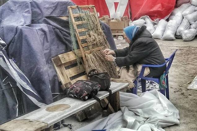 80-летняя бабушка из Луганска плетет в Киеве кикиморы для бойцов АТО