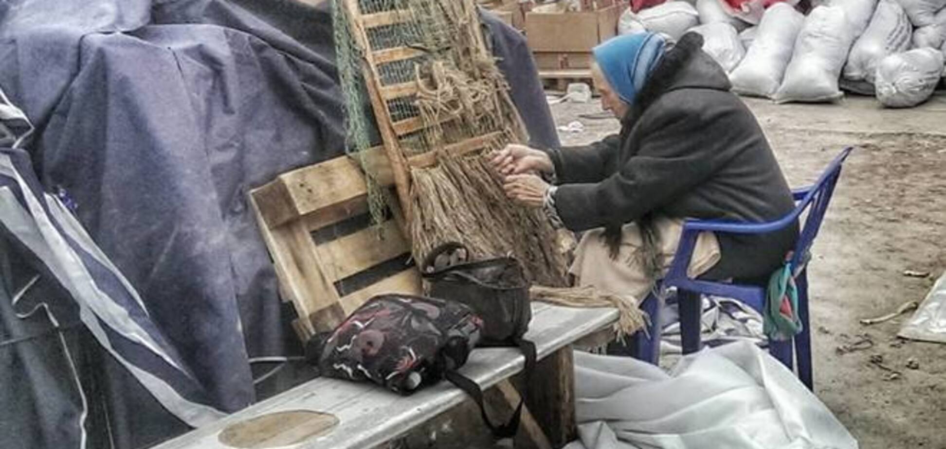 80-летняя бабушка из Луганска плетет в Киеве кикиморы для бойцов АТО