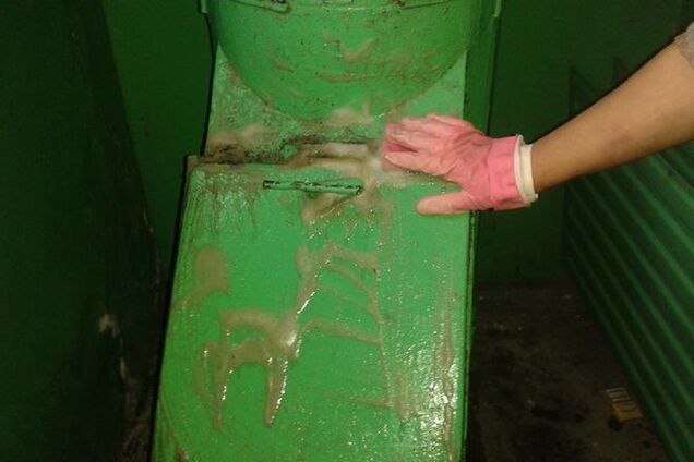 Киевлянину надоела грязь и вонь в подъезде: нанял для уборки клинеров