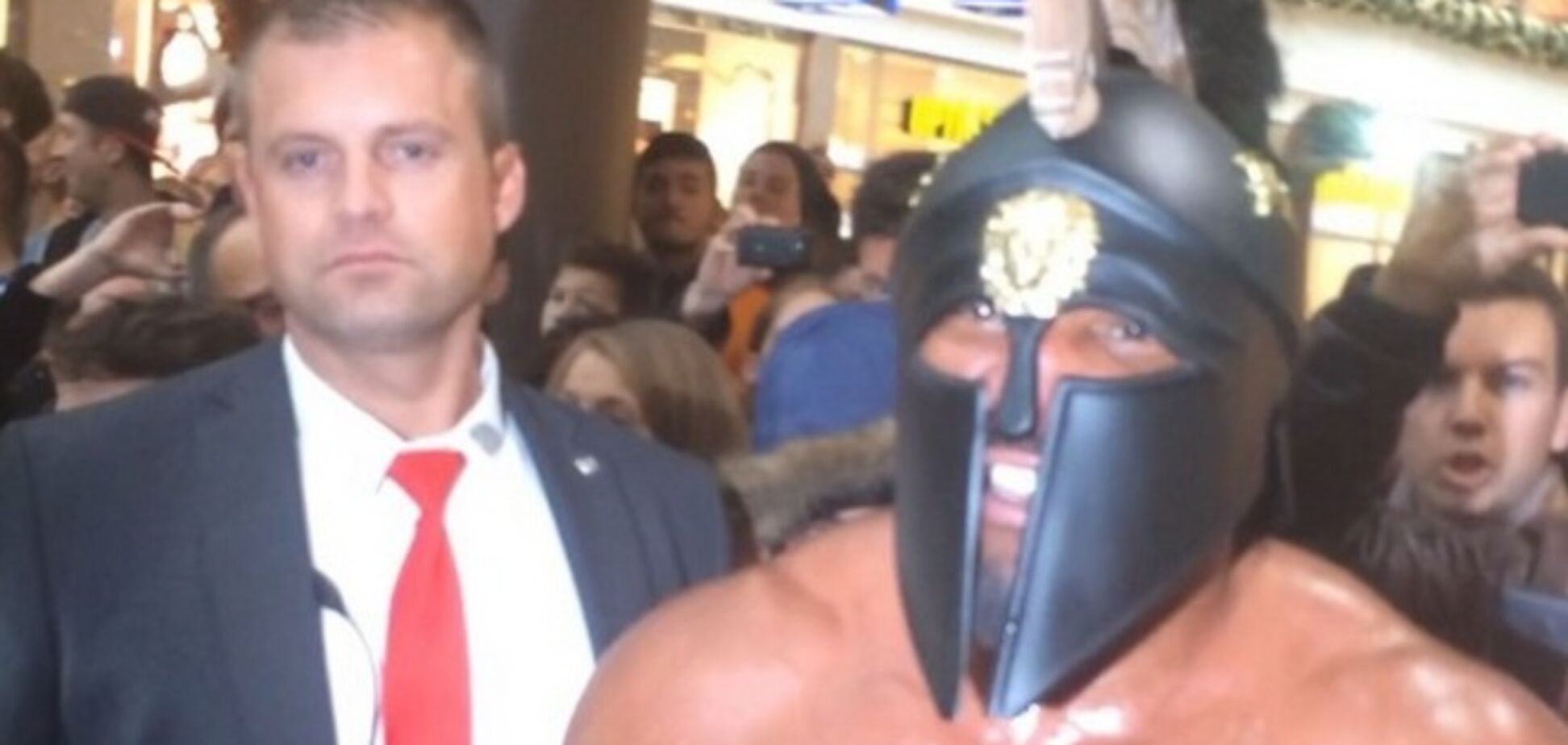 Бешеный 'гладиатор' пытался прорваться к Кличко: фото и видео