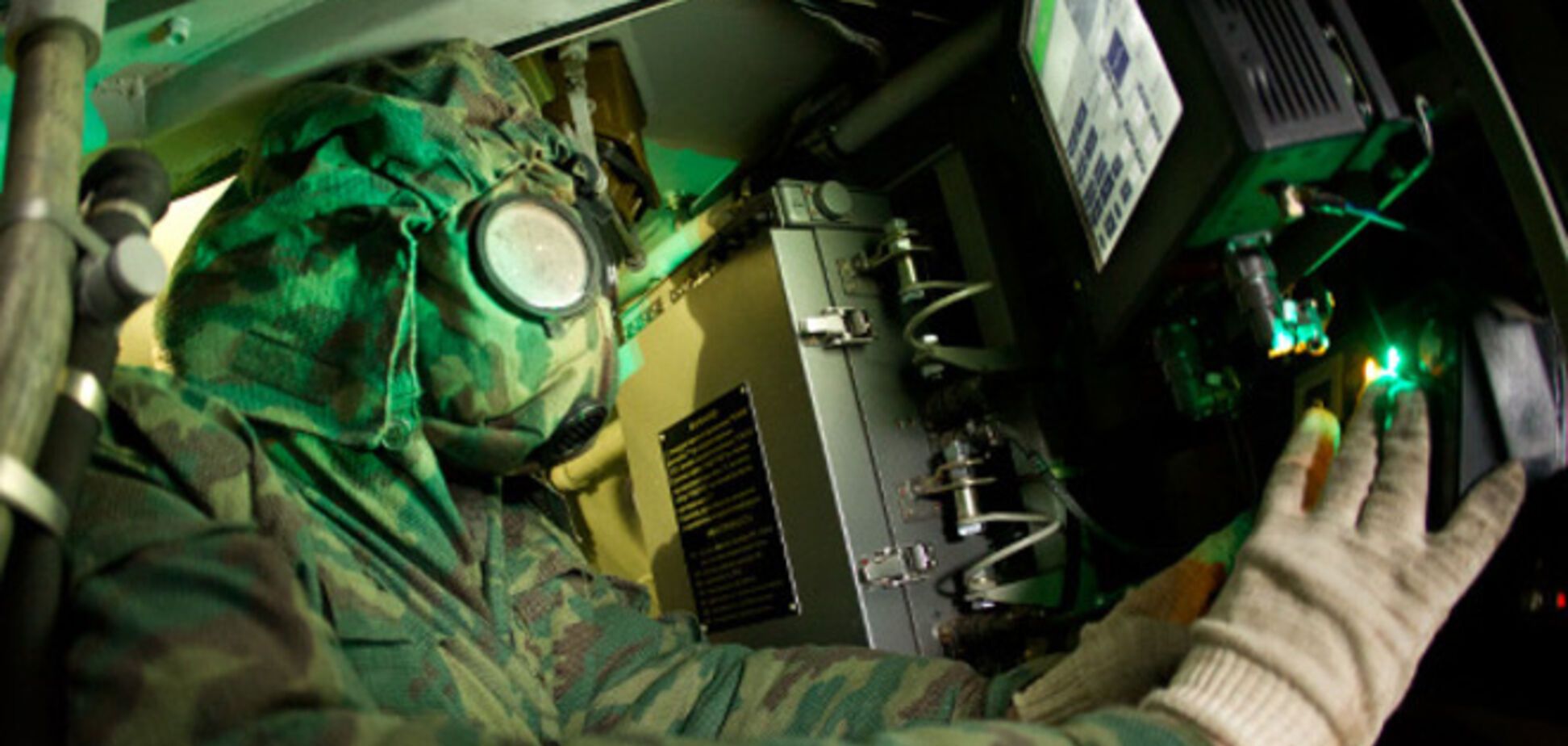 В российской армии похвастались новым вооружением - разведывательной химической машиной РХМ-6