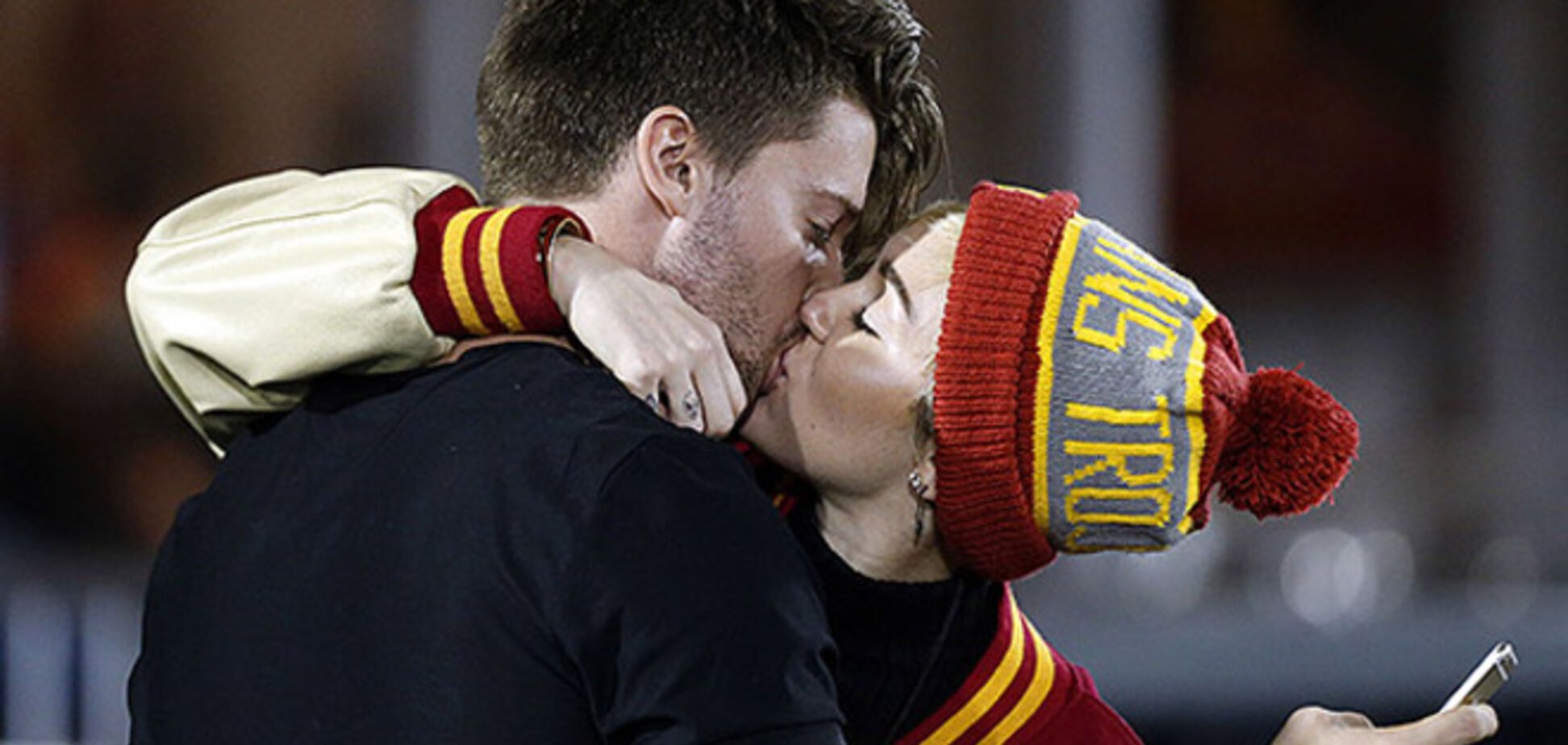 Майли Сайрус и Патрик Шварценеггер не скрывают страстных чувств на футбольном матче