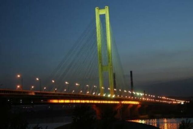 В Киеве мужчина ночью упал с Южного моста