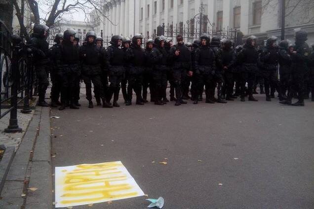 За попытку снести забор на Банковой задержали 16 человек