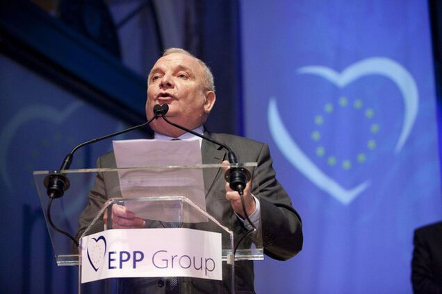 Глава крупнейшей в Европарламенте партии обещает Порошенко продолжить поддержку Украины