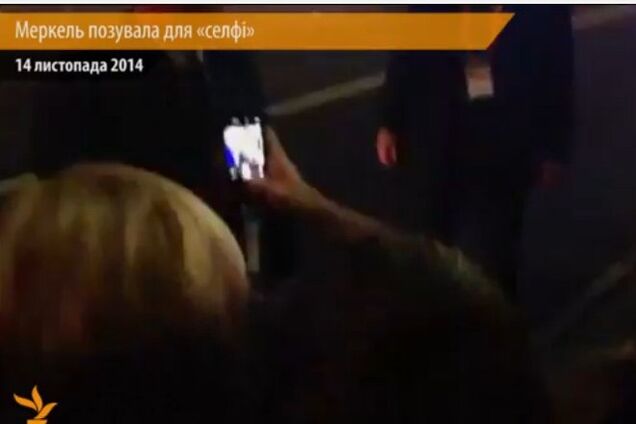 Меркель позировала для 'селфи' в австралийском баре: опубликовано видео