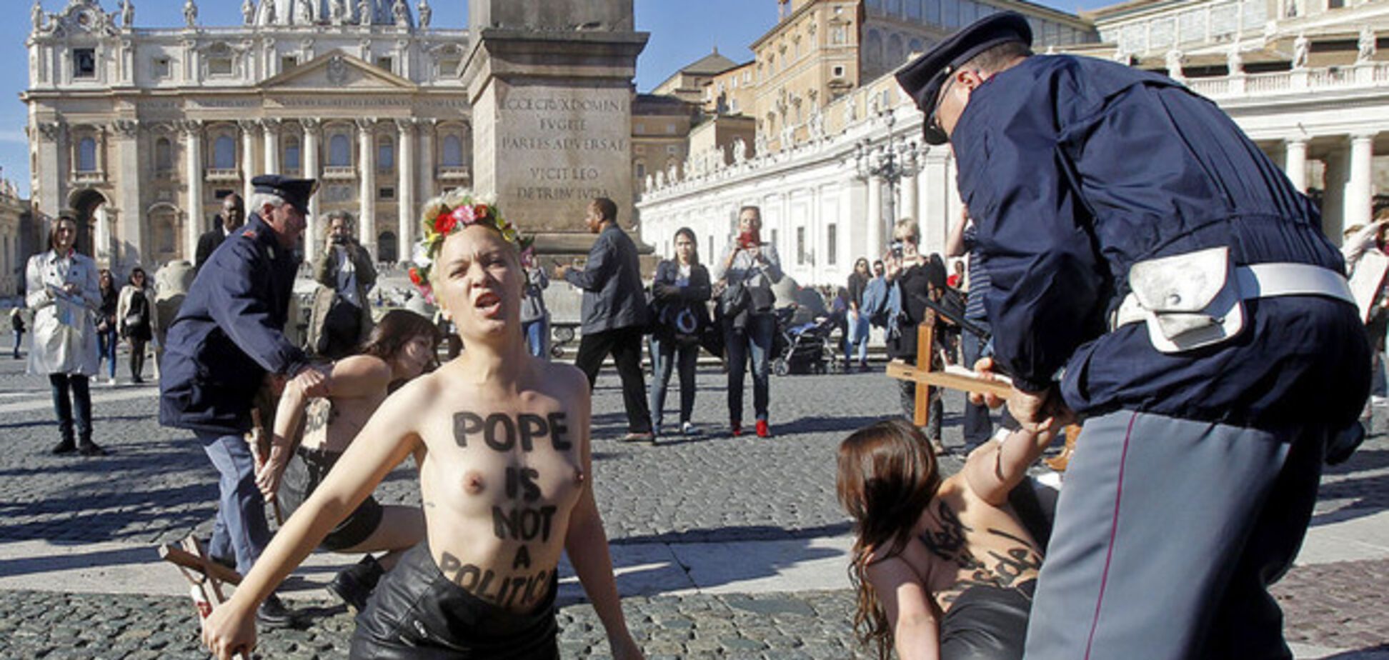Обнаженные активистки Femen устроили 'светопреставление' в Италии
