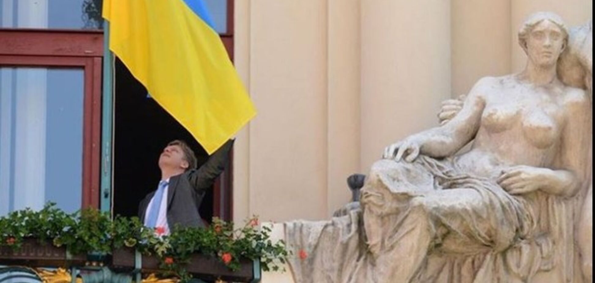 Над мэрией Праги вывесили флаг Украины: фотофакт