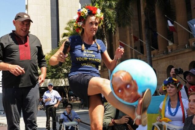 Украинцы в Австралии сыграли 'головой Путина' в футбол: фотофакт и видео акции