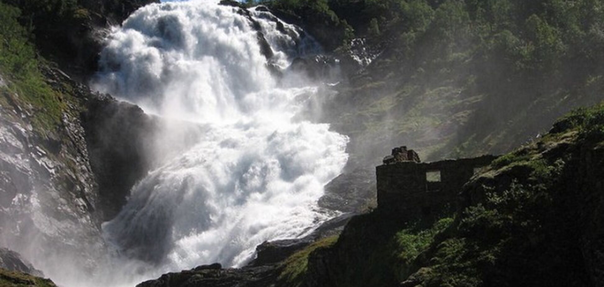Захватывает дух! Водопады чудес 'прячутся' по всему миру
