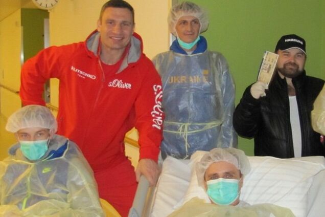 Виталий Кличко подарил раненому бойцу АТО билет на бой Кличко - Пулев