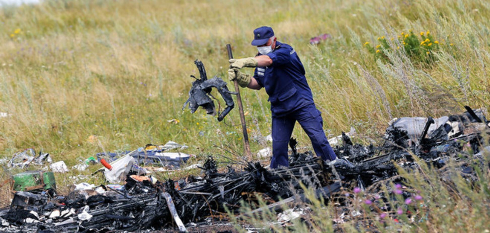 На месте крушения Boeing-777 на Донбассе найдены человеческие останки